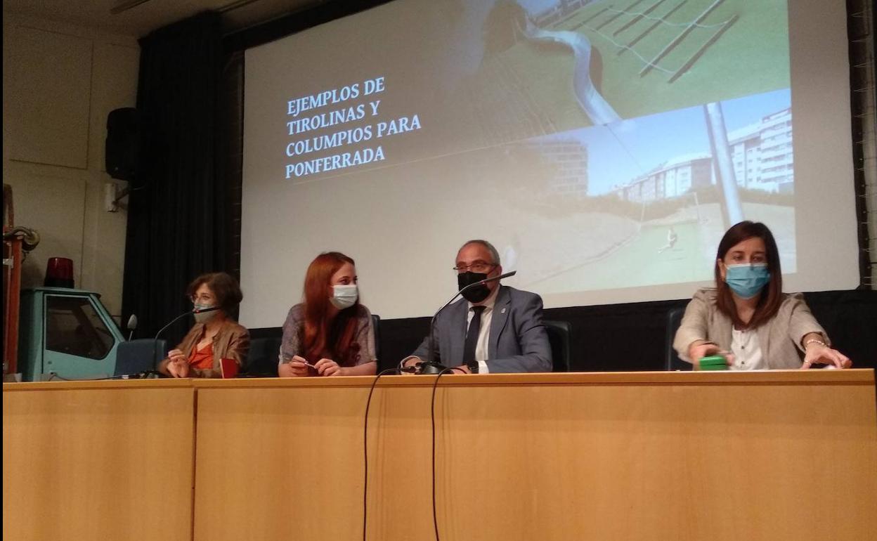 El alcalde y las concejalas de Bienestar Social y Cultura, en la inauguración del VIII Consejo Municipal de la Infancia y la Adolescencia.