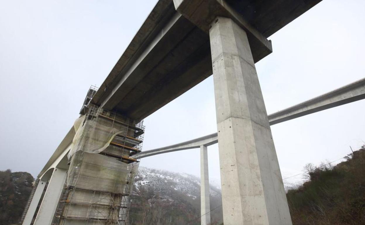 Obras en el viaducto de la autovía A-6 a su paso por la localidad de Vega de Valcarce. 