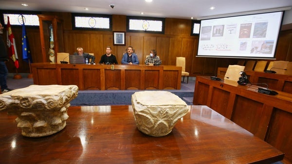 El concejal de Medio Rural (I) y los responsables de la investigación, en la presentación de los trabajos.