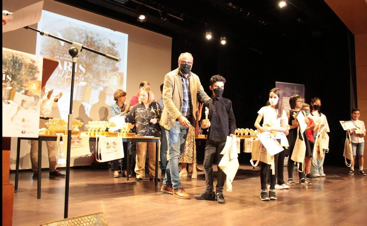 El alcalde de Ponferrada participó en la entrega de premios del V Concurso de acordeón Aris del Puerto. 