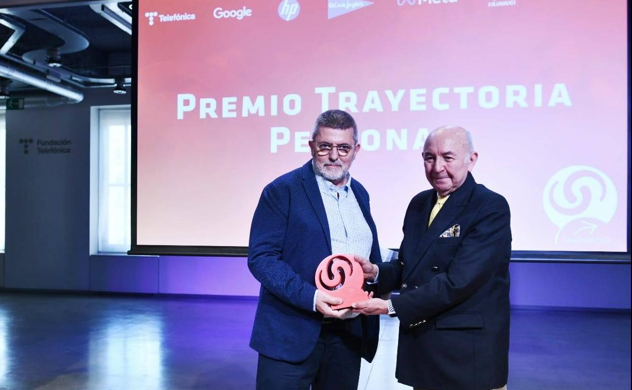 El periodista berciano Mario Tascón recibe el galardón Trayectoria Personal en los Premios Internet 2022.