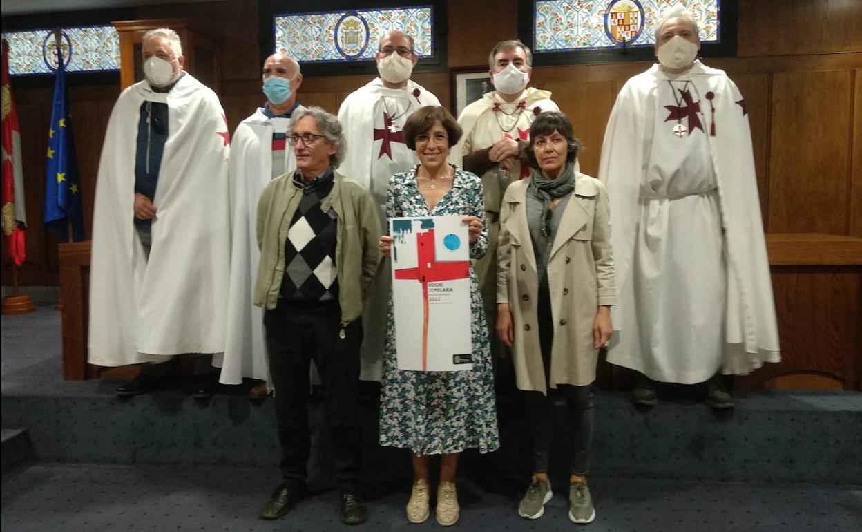 La concejala de Cultura y Turismo, junto a miembros de la ABAA y de las asociaciones templarias, en la presentación.