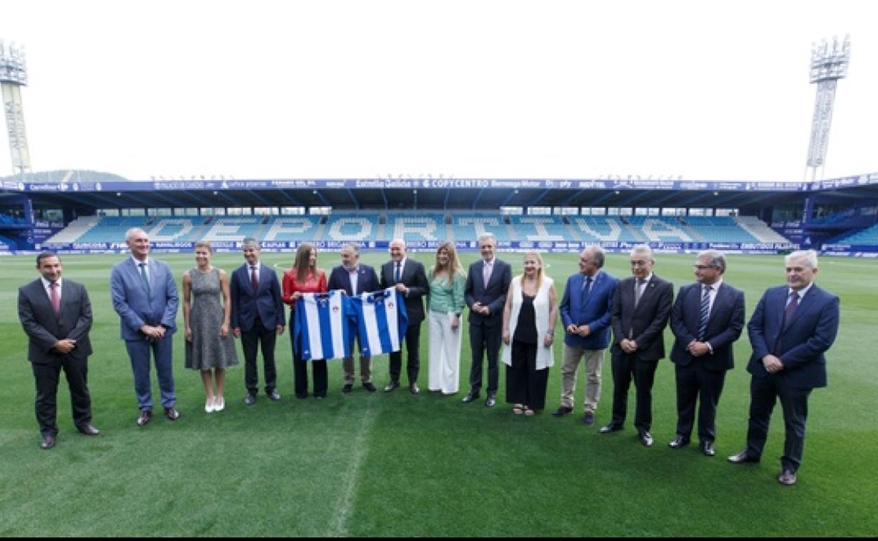 Foto de familia de la Comisión General de Coordinación Territorial en Ponferrada, presidida por el consejero de la Presidencia, Jesús Julio Carnero (C), acompañados del presidente de SD Ponferradina SAD, José Fernández Nieto (6I).