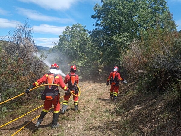 Ejercicios de formación en lucha contra incendios forestales del batallón de emergencias de la UME en Vega de Espinareda.