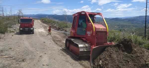 Ejercicios de formación en lucha contra incendios forestales del batallón de emergencias de la UME en Vega de Espinareda.