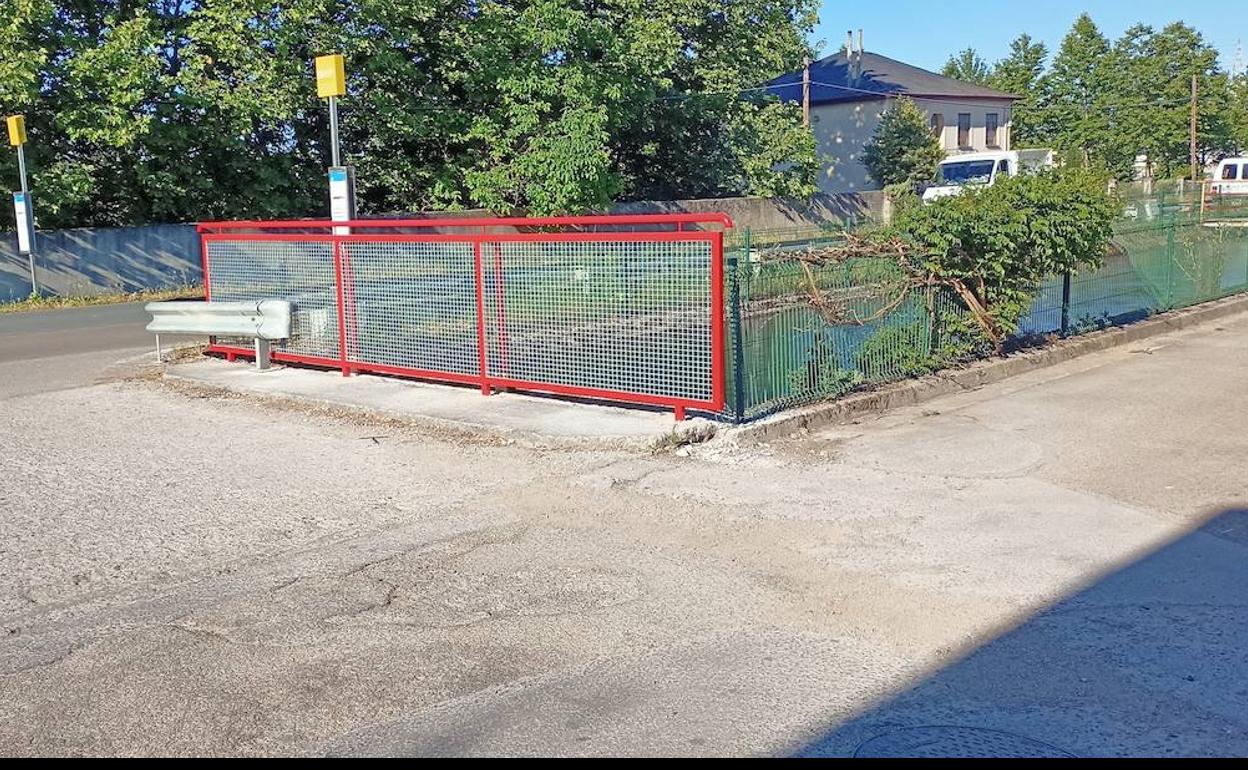 La Brigada Municipal de Obras ha llevado a cabo la remodelación total de la barandilla situada entre la Carretera del Canal y la calle Bellavista.