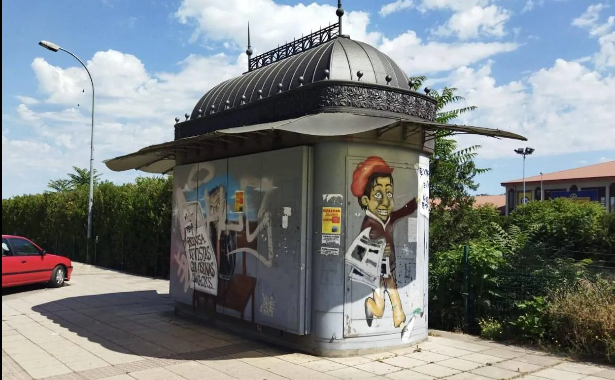 Kiosko cerrado en el barrio del Temple de Ponferrada.