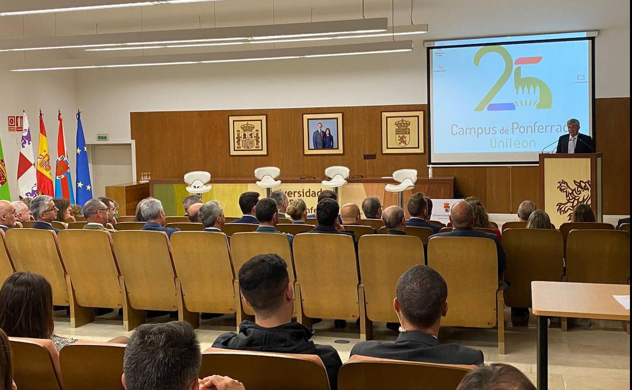 El rector de la ULE, Juan Francisco Marín, pronunció el discurso de clausura de los actos del 25 aniversario del Campus del Bierzo.