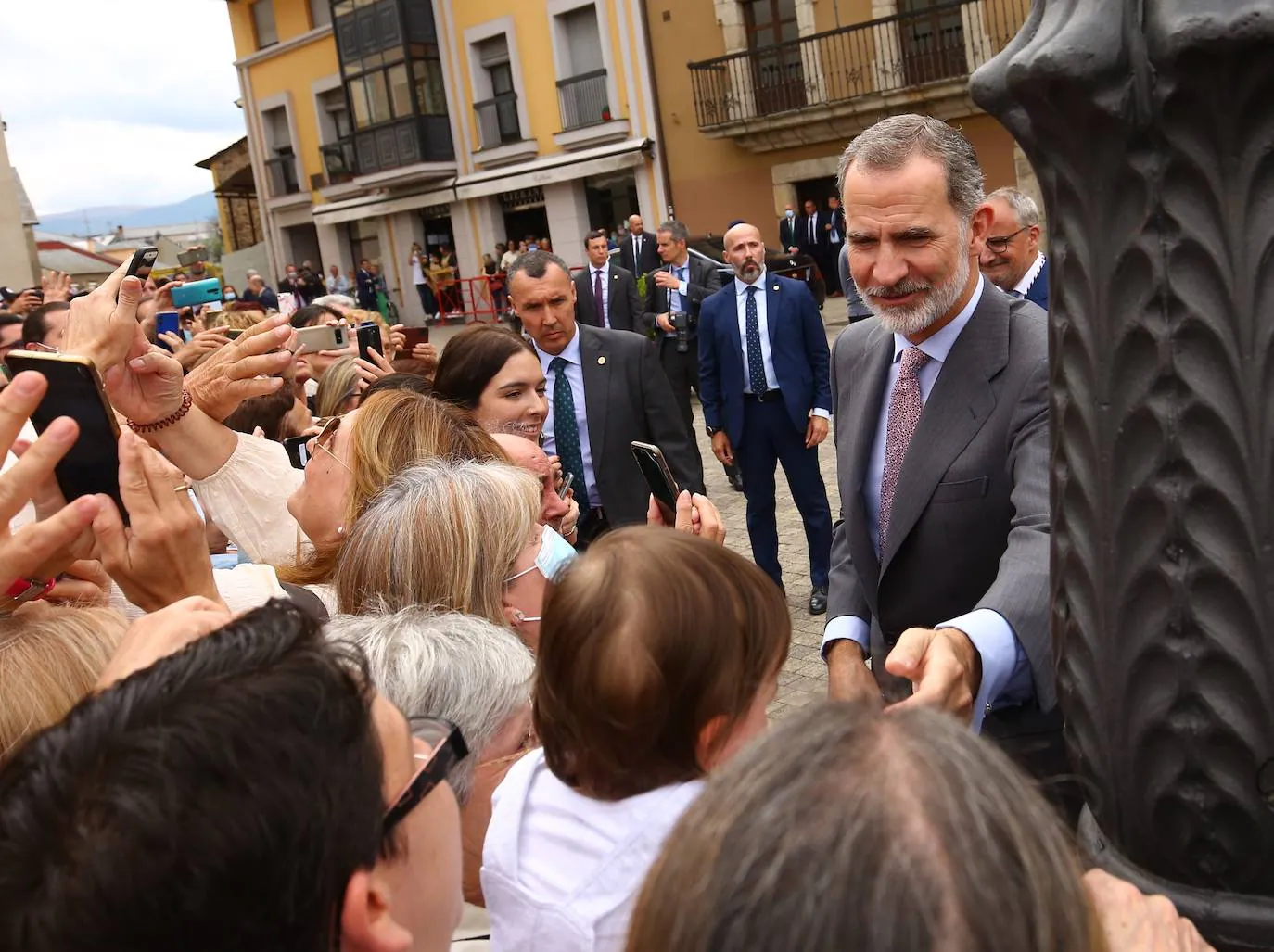 Felipe VI saluda a los ponferradinos.