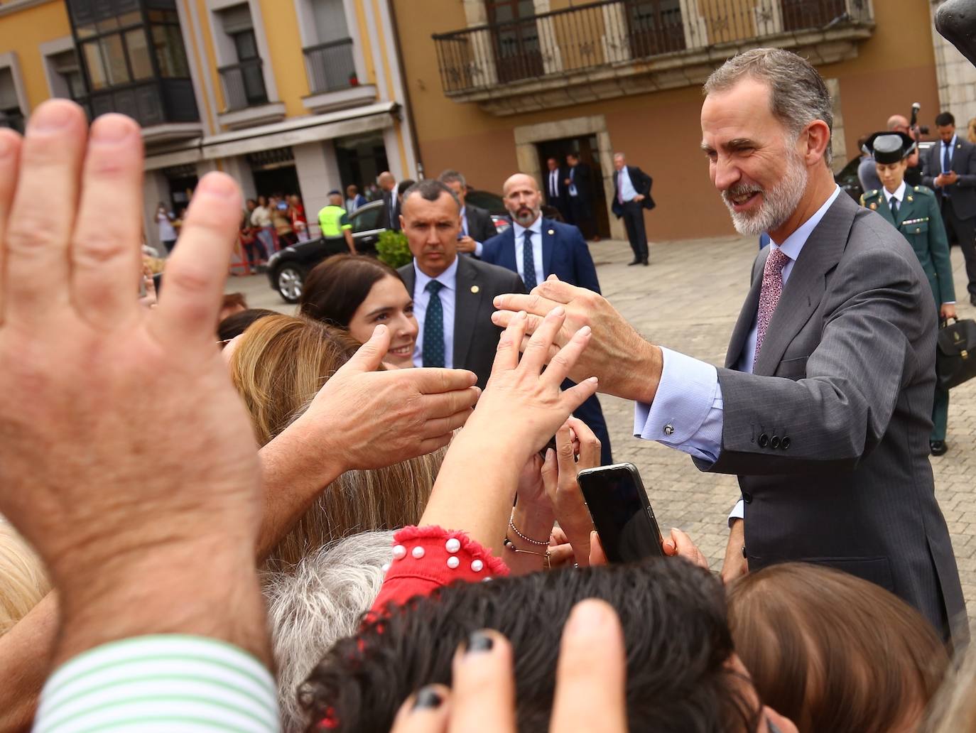 Felipe VI saluda a los ponferradinos.