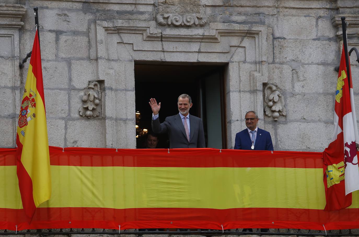 Felipe VI saluda a los ponferradinos.