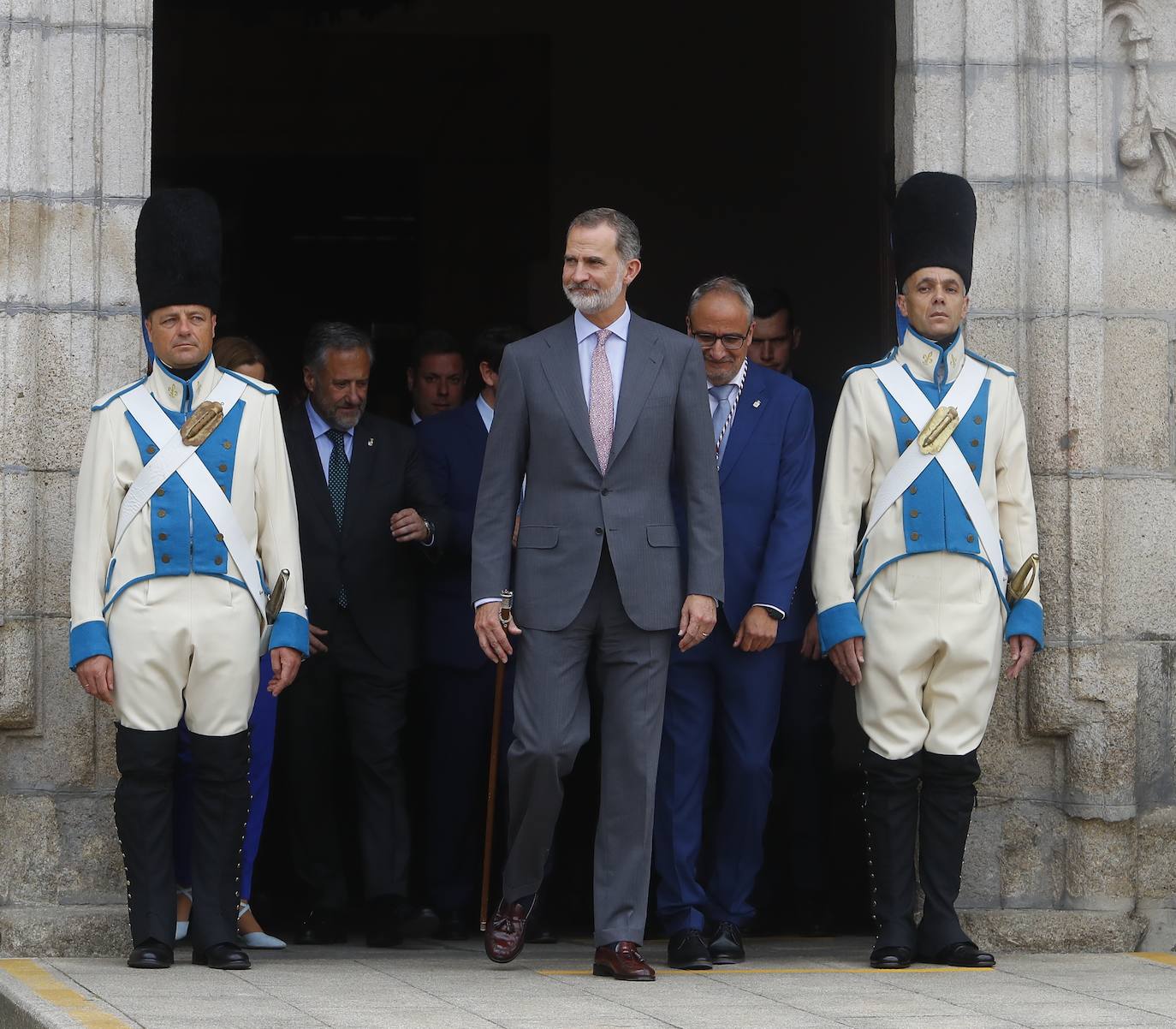 Felipe VI saluda a los ponferradinos.