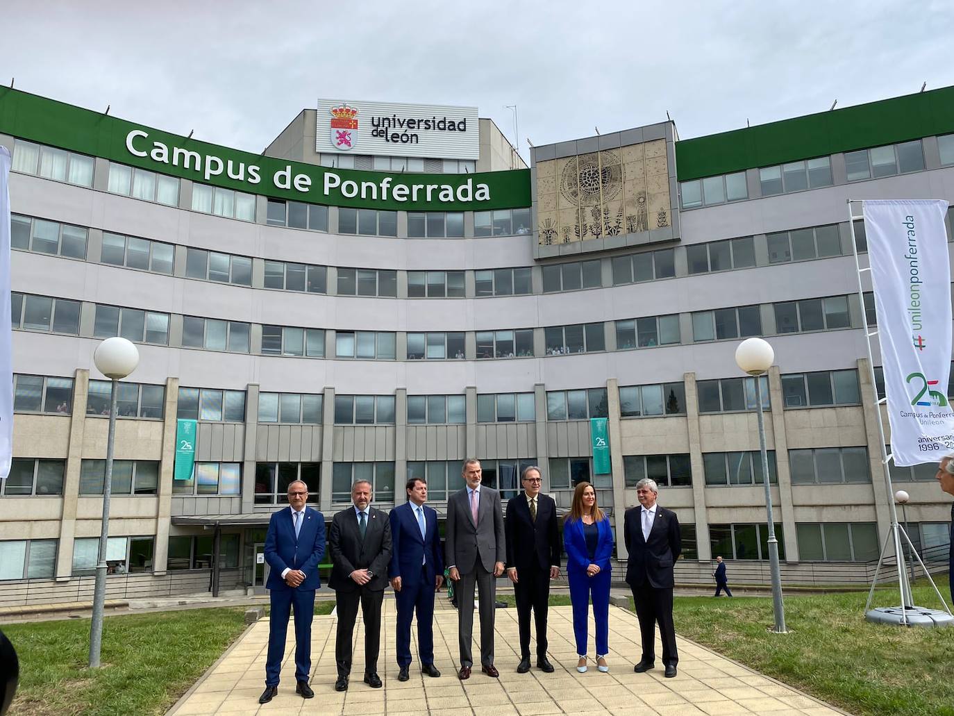 El rey Felipe VI ante el Campus de Ponferradda junto al presidente de la Junta, el alcalde, el ministro de Universidades, la delegada del Gobierno y el rector de la ULE.