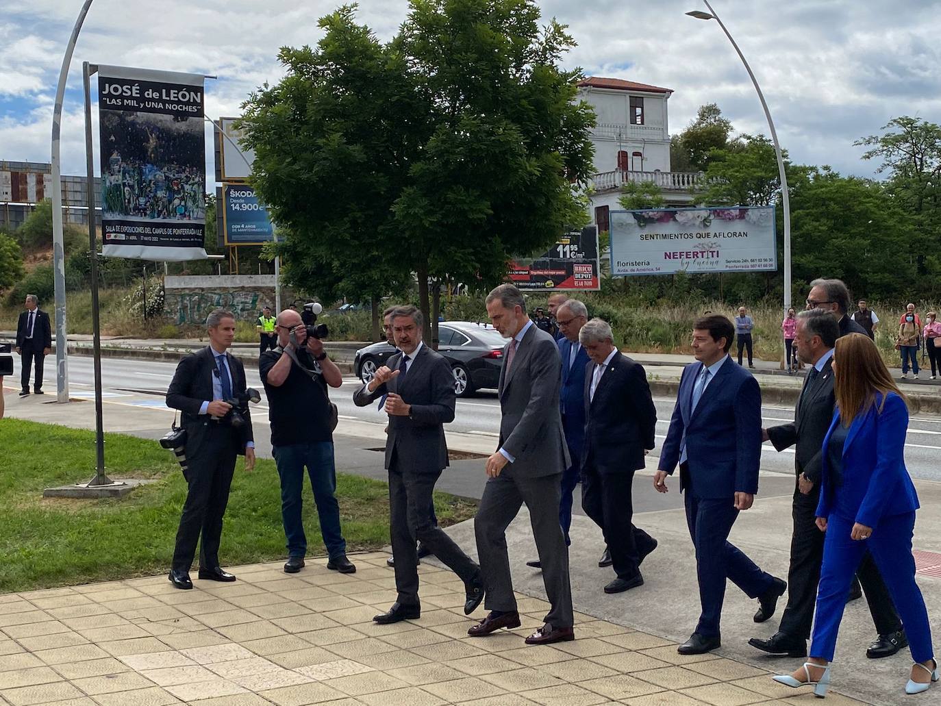El rey Felipe VI ante el Campus de Ponferradda junto al presidente de la Junta, el alcalde, el ministro de Universidades, la delegada del Gobierno y el rector de la ULE.