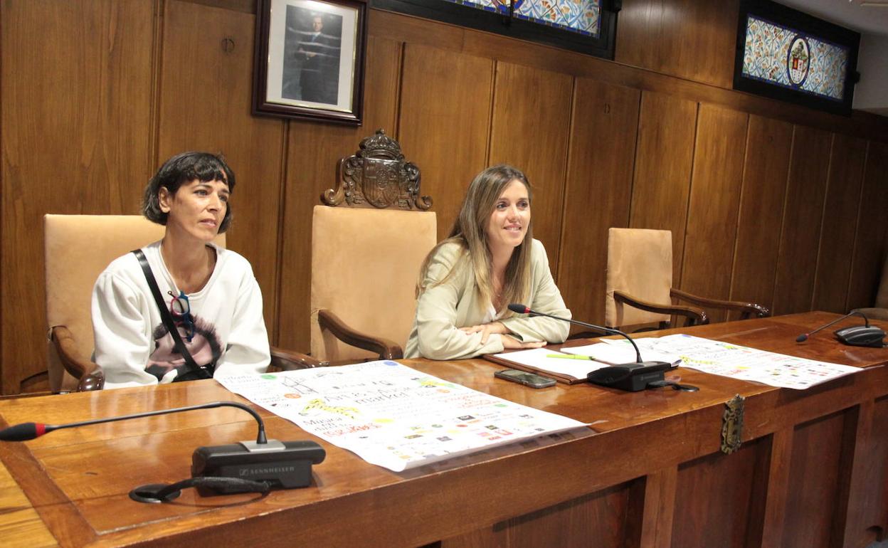 La edil de Comercio (D) y la organizadora de la iniciativa presentaron el Art&Musik Market.
