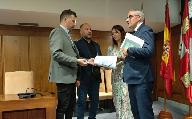 Ramón y Castrillo conversan con los impulsores del proyecto. 