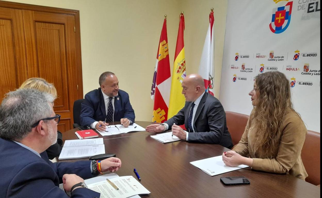 El consejero de la Presidencia, Jesús Julio Carnero, se reunió en Ponferrada con el presidente del Consejo Comarcal del Bierzo, Gerardo Álvarez Courel.