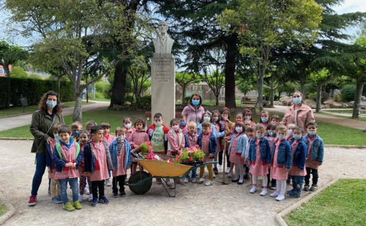 Escolares de Bembibre plantan flores en el Día Mundial del Medio Ambiente.