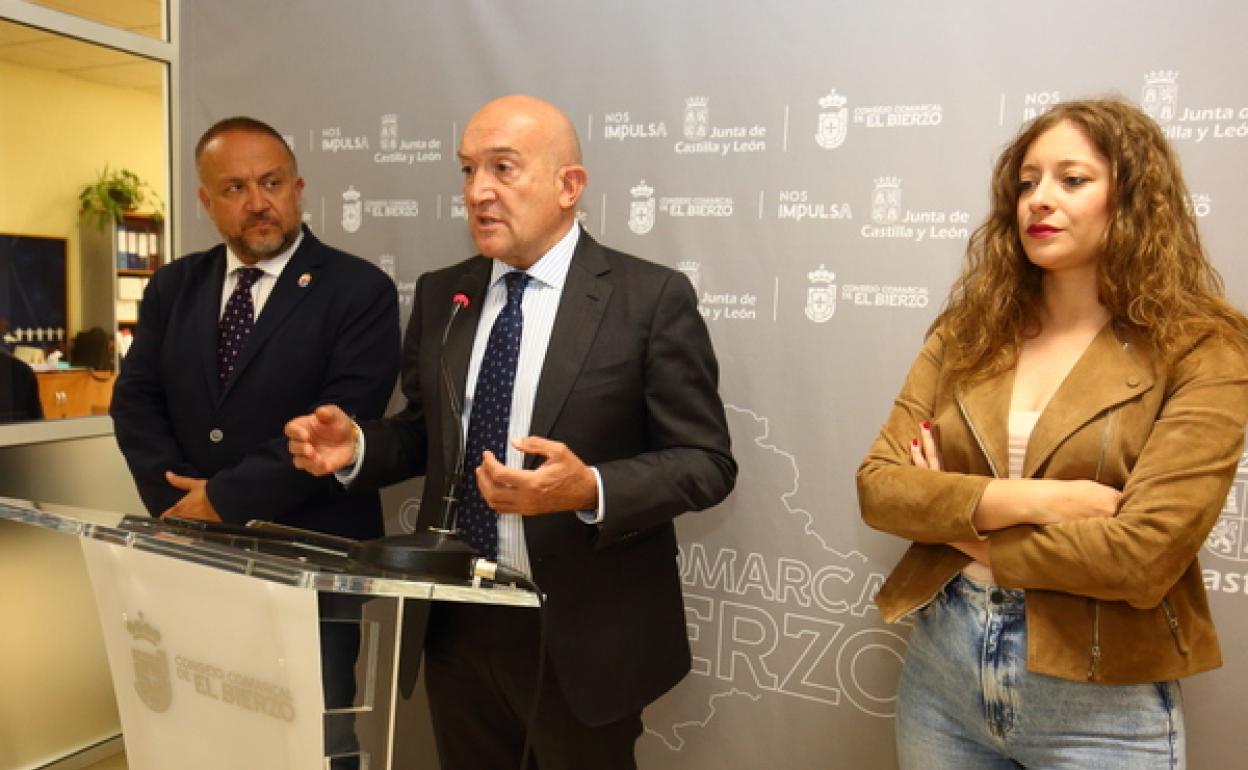 El consejero de la Presidencia, Jesús Julio Carnero (C), el presidente de la institución, Gerardo Álvarez Courel (I), y la delegada de la Junta en León, Ester Muñoz (D).