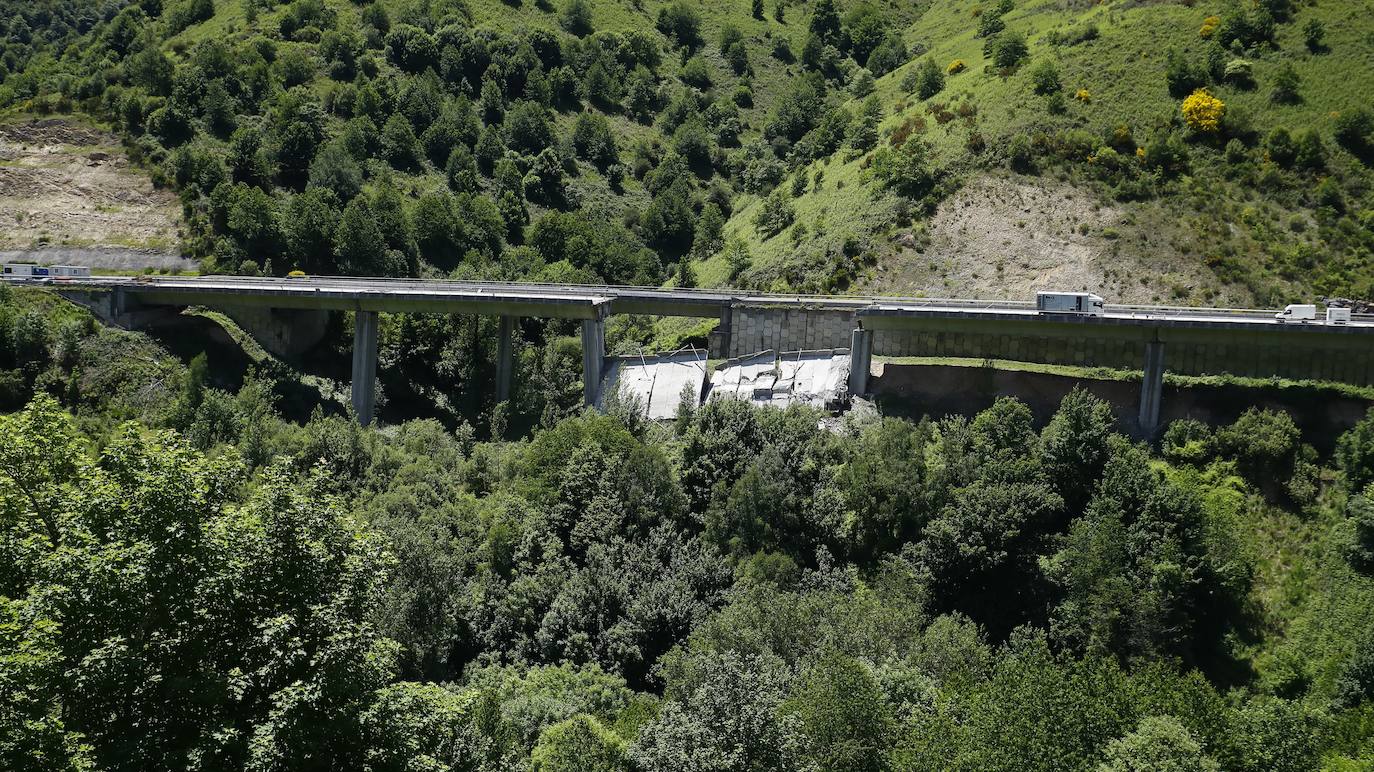 Derrumbe de parte del viaducto del Castro en el municipio de Vega de Valcarce.