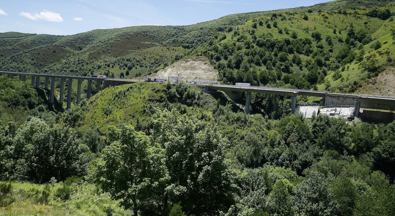 Derrumbe de parte del viaducto del Castro en el municipio de Vega de Valcarce.