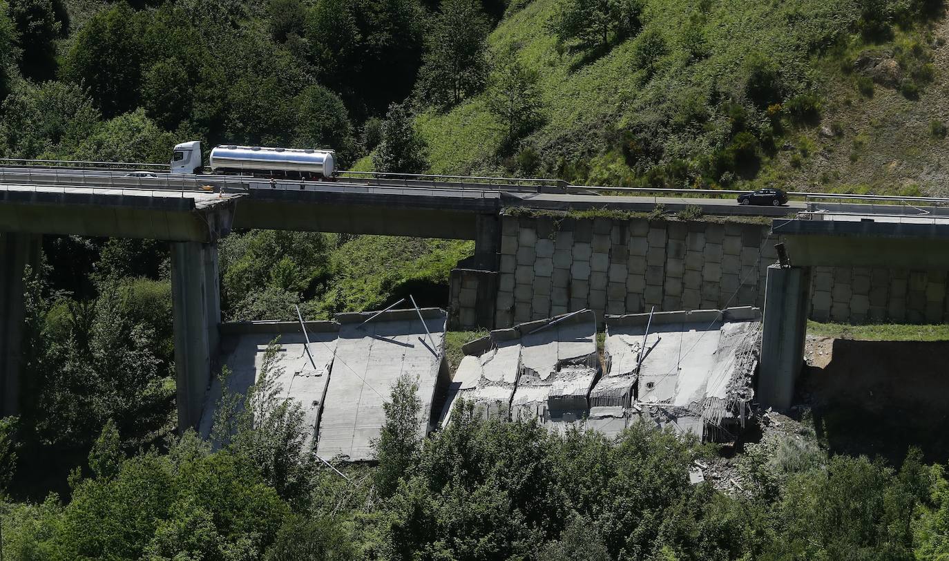 Derrumbe de parte del viaducto del Castro en el municipio de Vega de Valcarce.