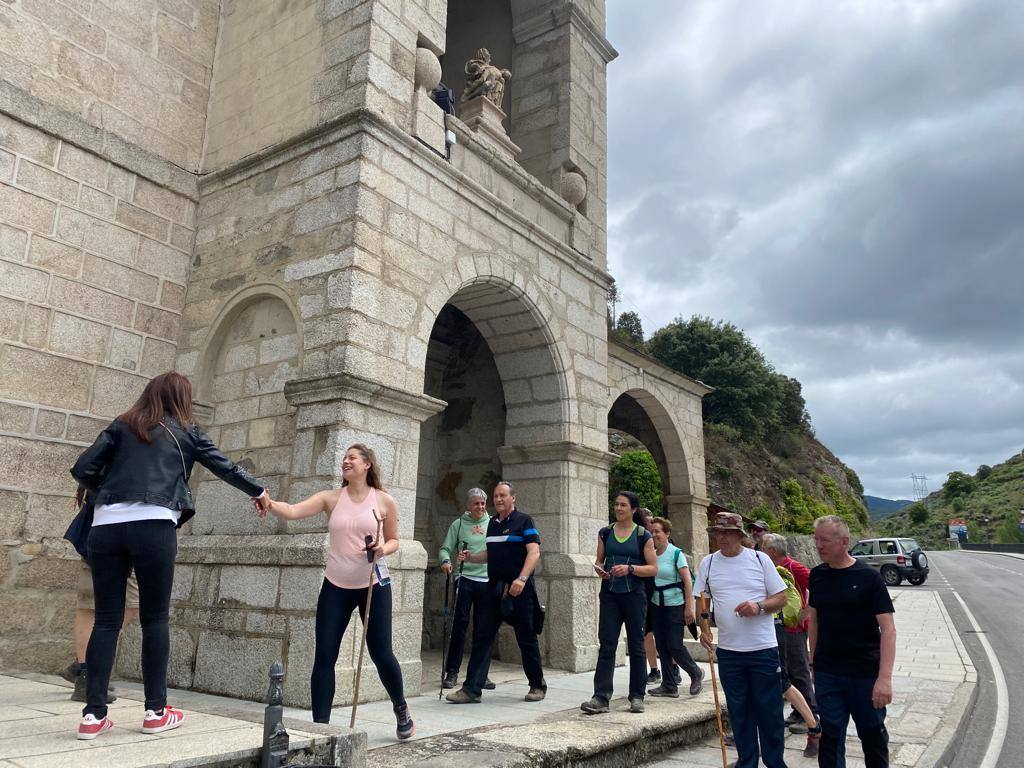 Fotos: La delegada de la Junta realiza la primera etapa del Camino en el Bierzo