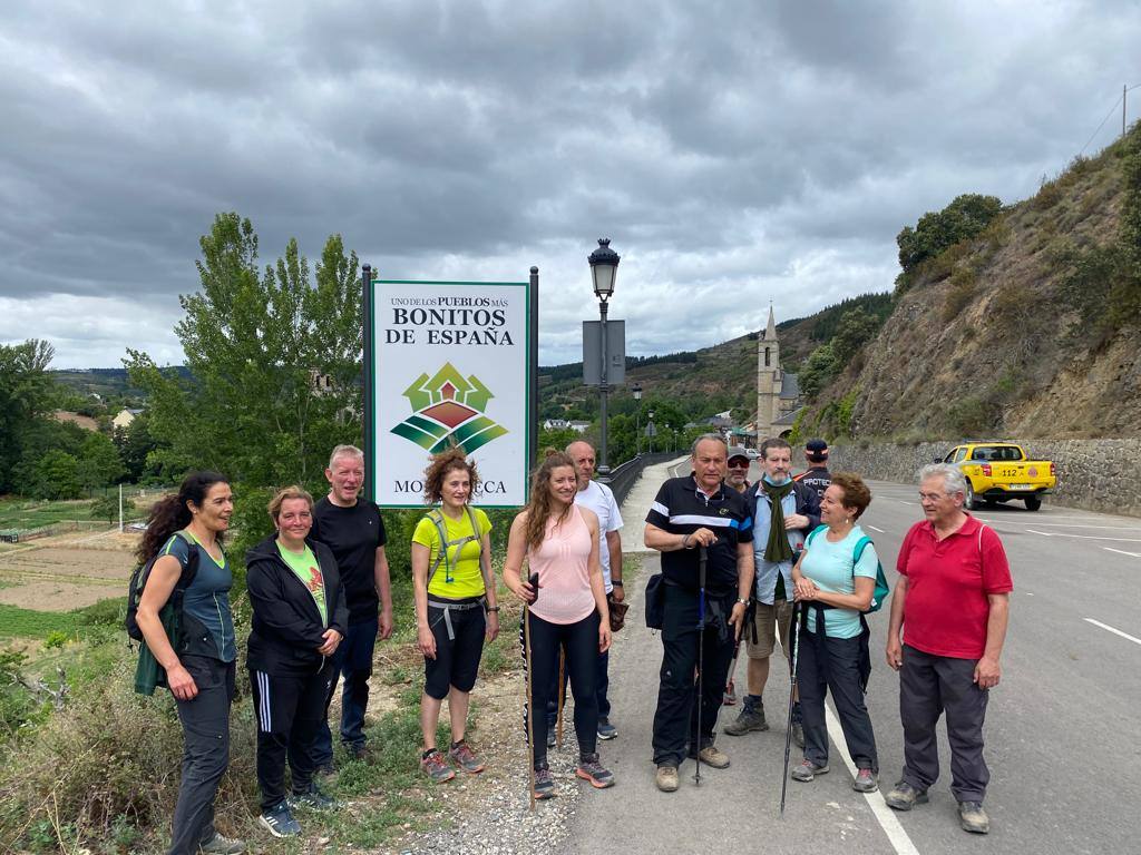 Fotos: La delegada de la Junta realiza la primera etapa del Camino en el Bierzo