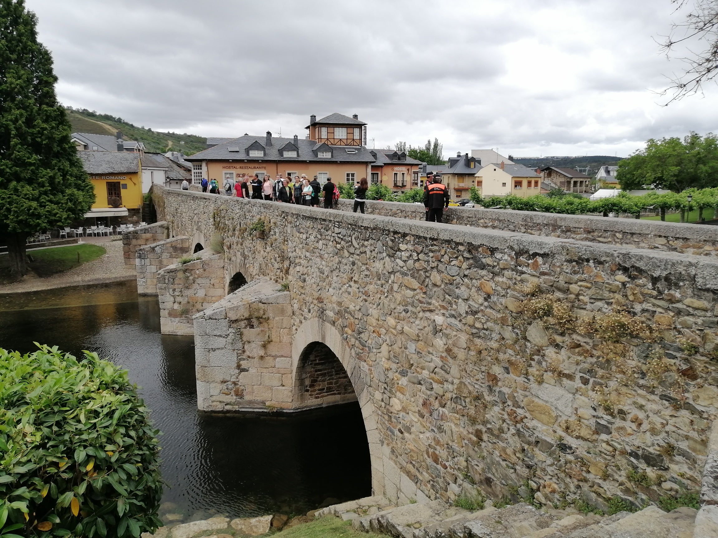 Fotos: La delegada de la Junta realiza la primera etapa del Camino en el Bierzo