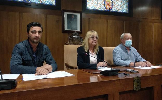 La concejala de Obras, Carmen Doel (C), presentó en el Ayuntamiento el plan de actuaciones.