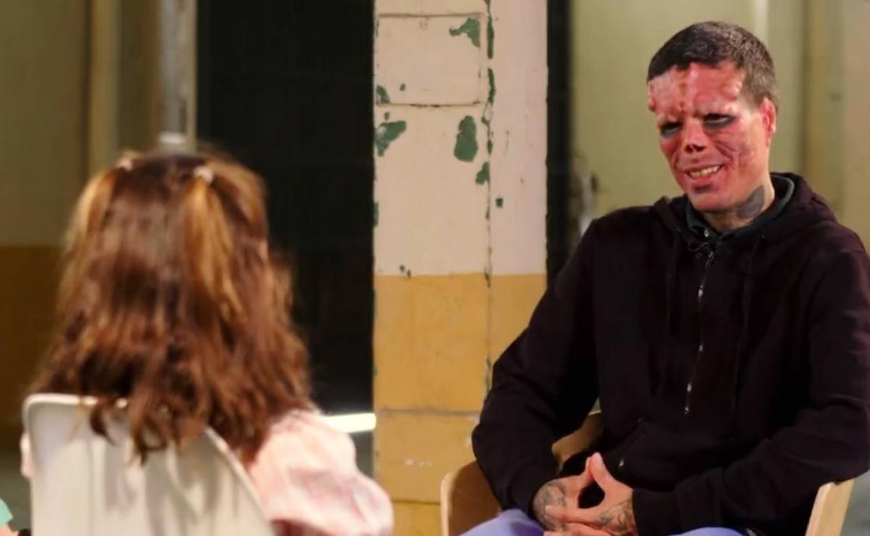 The Red Skull charla con una niña en el popular programa de televisión.