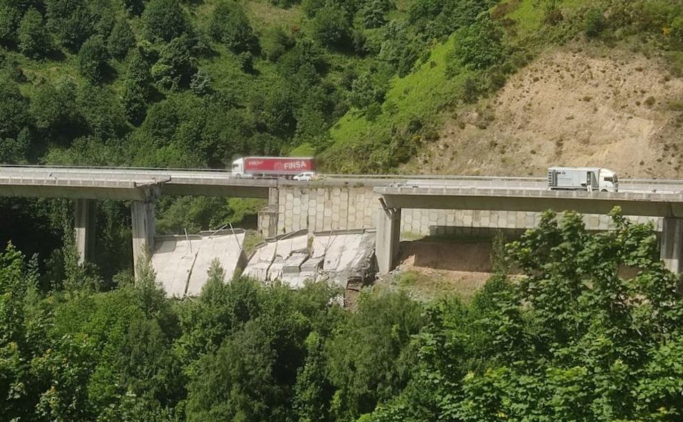 El viaducto del Castro entre León y Lugo sufrió un derrumbe en el tercer vano del puente. 