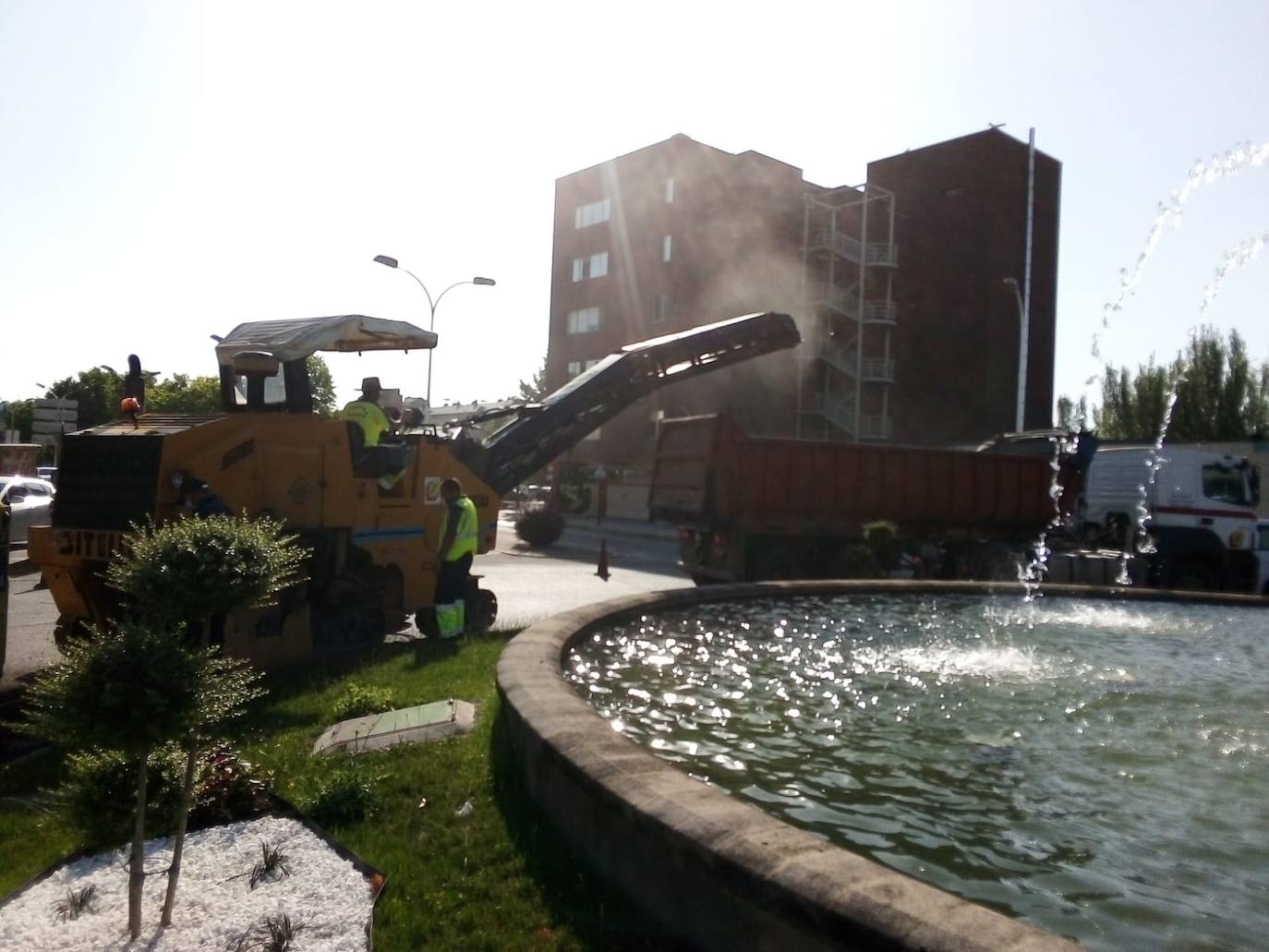 Ponferrada regenera el asfalto en puntos neurálgicos de la ciudad.
