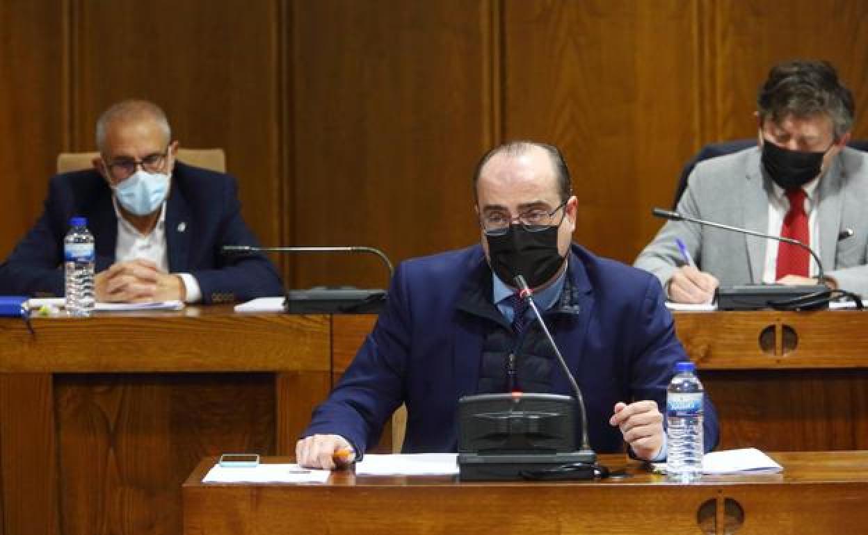 El portavoz del PP, Marco Morala (C), durante un pleno.
