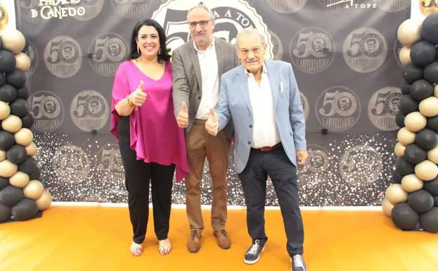 José Luis Prada y Flor Bonet junto al alcalde de Ponferrada, Olegario Ramón. 