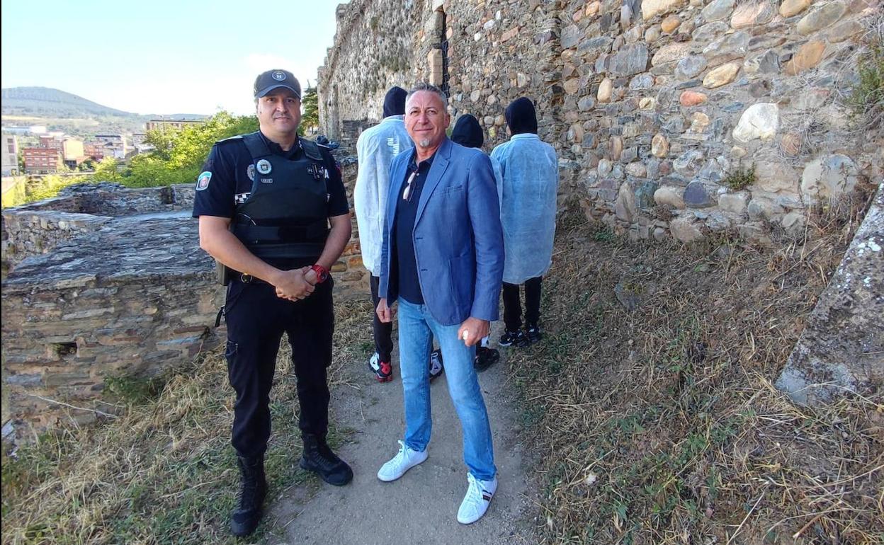 El concejal de Seguridad Ciudadana y la Policía Municipal supervisaron los trabajos de limpieza de las pintadas en el entorno del castillo.