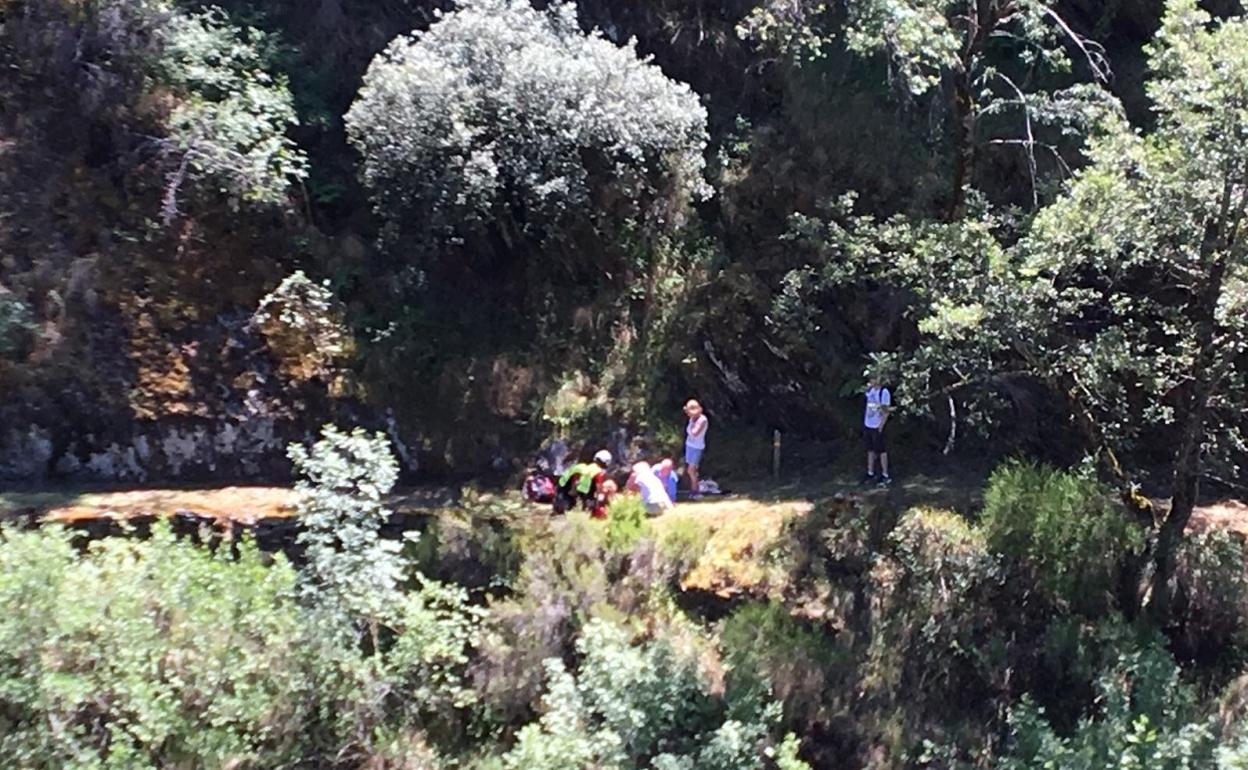 Momento del rescate en una zona del entorno de Las Médulas.