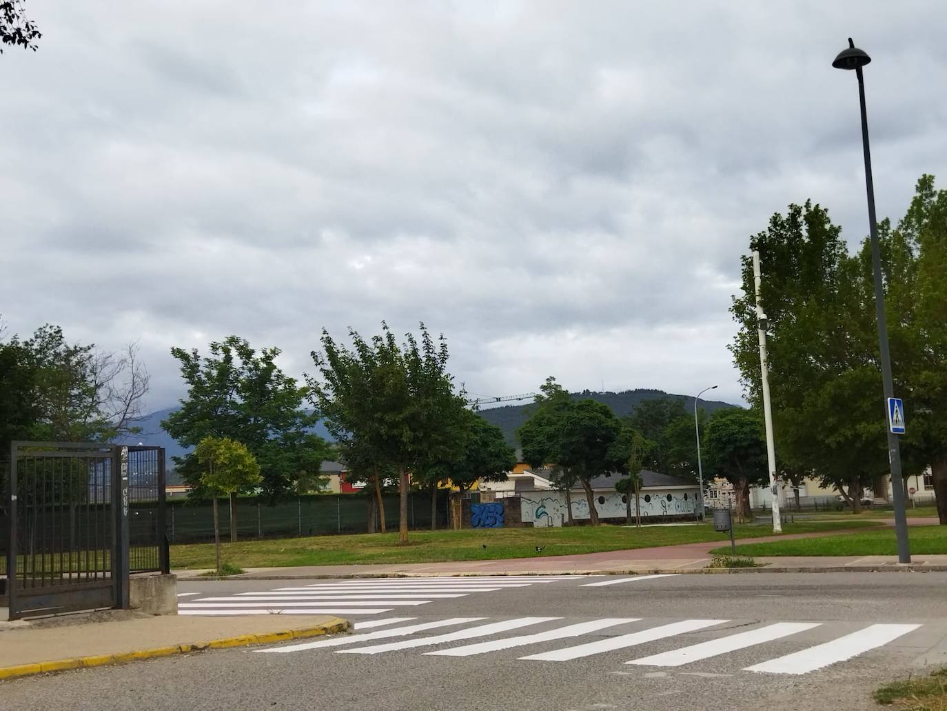 Pintado de pasos de peatones en el barrio de Compostilla.