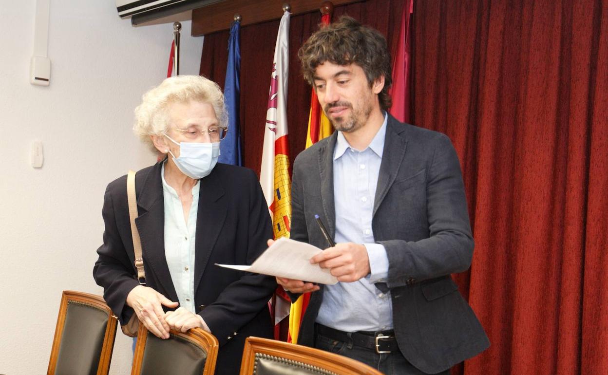 La presidenta de la JOL, Margarita Morais, y el responsable de Cultura de la Diputación, Pablo López Presa.