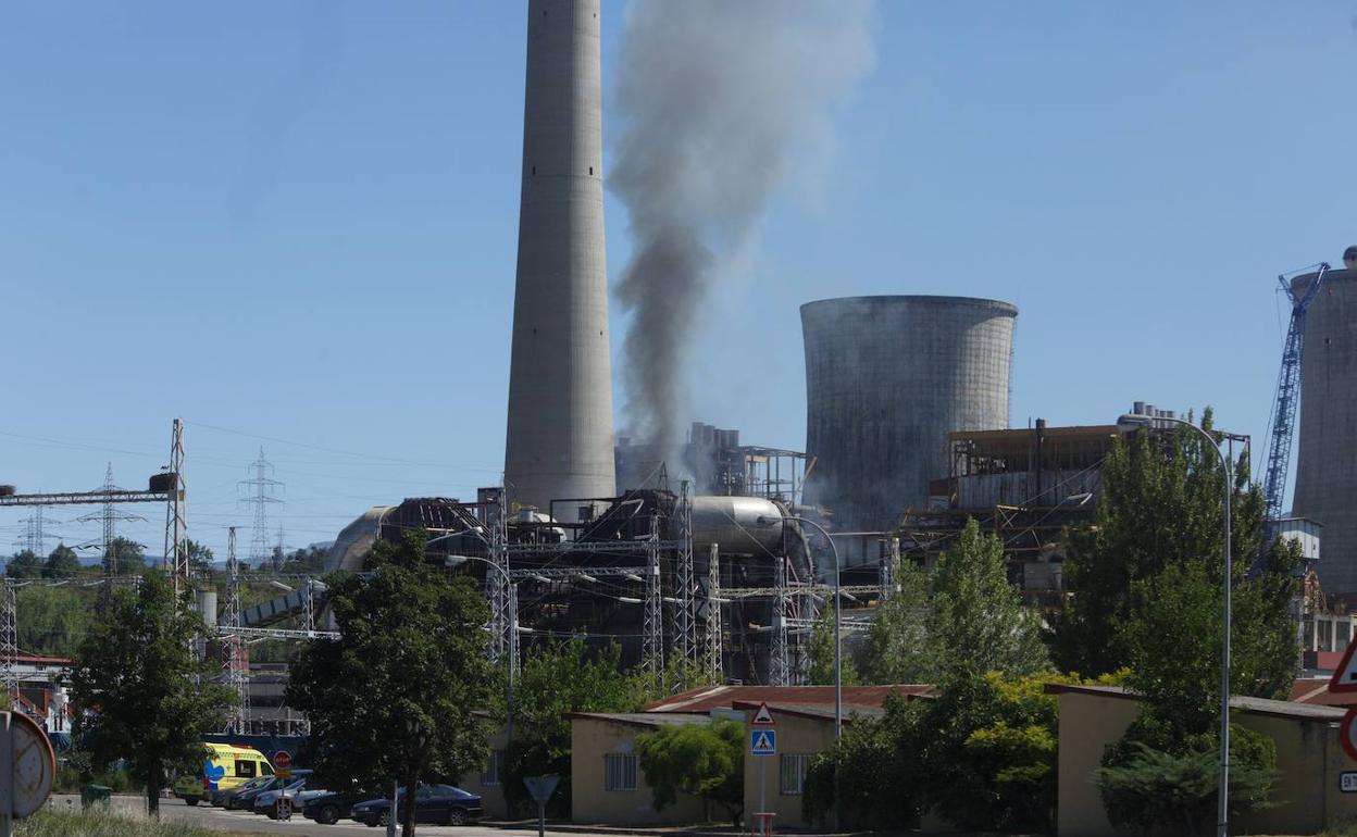 Imagen del incendio en la central de Compostilla.