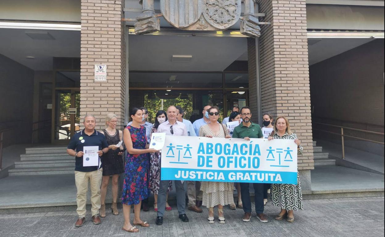 Imagen de la concentración frente a los juzgados de Ponferrada.