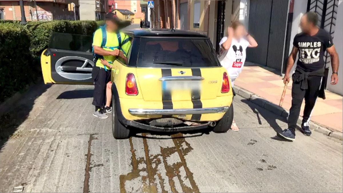 Imágenes de la agresión vivida en Bembibre el pasado lunes 11 de julio. En las imágenes el varón con un bate en la mano y el estado de los vehículos tras el accidente provocado por el agresor. 