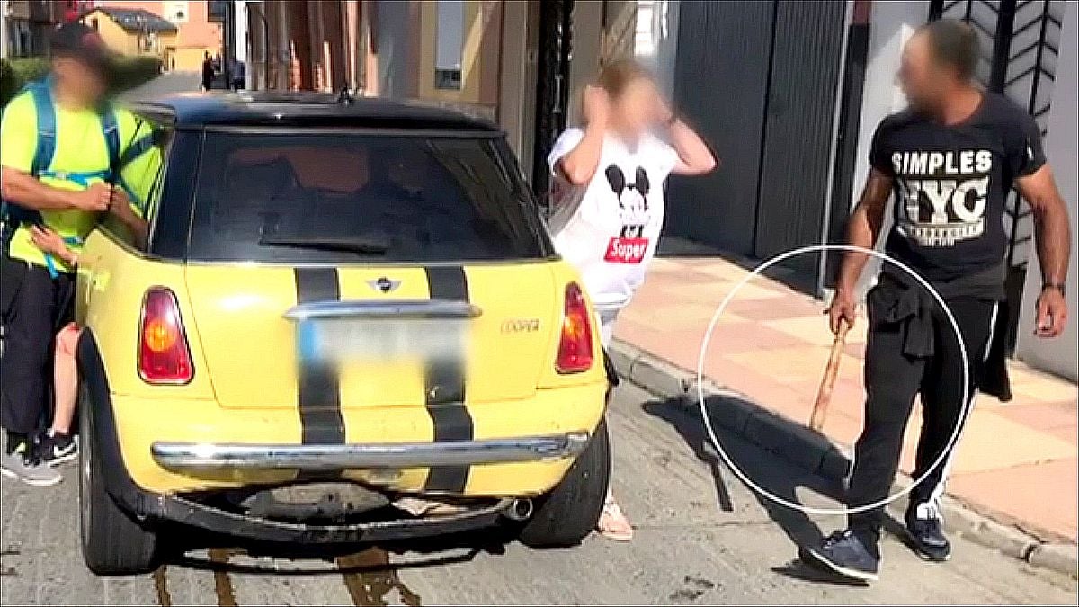 Imágenes de la agresión vivida en Bembibre el pasado lunes 11 de julio. En las imágenes el varón con un bate en la mano y el estado de los vehículos tras el accidente provocado por el agresor. 