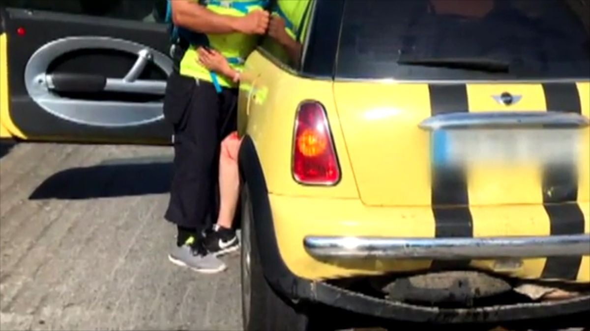 Imágenes de la agresión vivida en Bembibre el pasado lunes 11 de julio. En las imágenes el varón con un bate en la mano y el estado de los vehículos tras el accidente provocado por el agresor. 