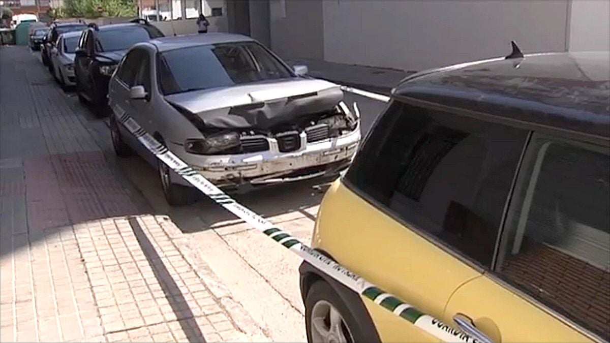 Imágenes de la agresión vivida en Bembibre el pasado lunes 11 de julio. En las imágenes el varón con un bate en la mano y el estado de los vehículos tras el accidente provocado por el agresor. 