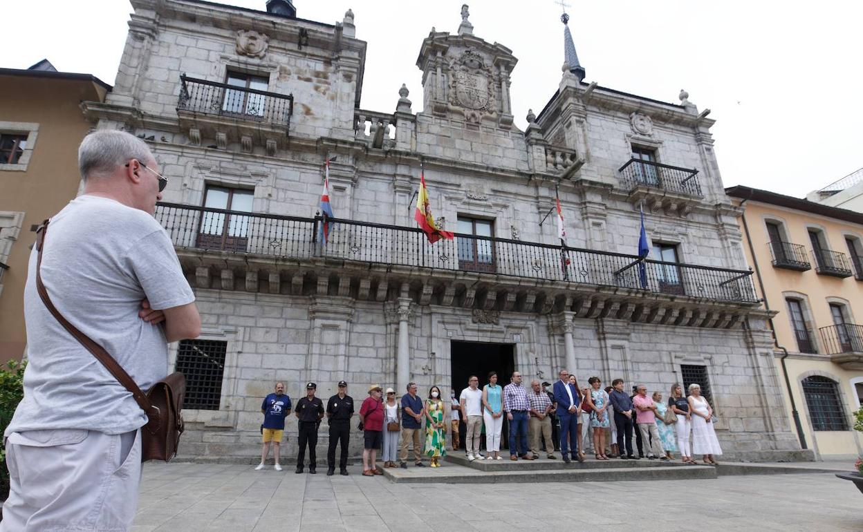 Concentración en la plaza del Ayuntamiento de Ponferrada.