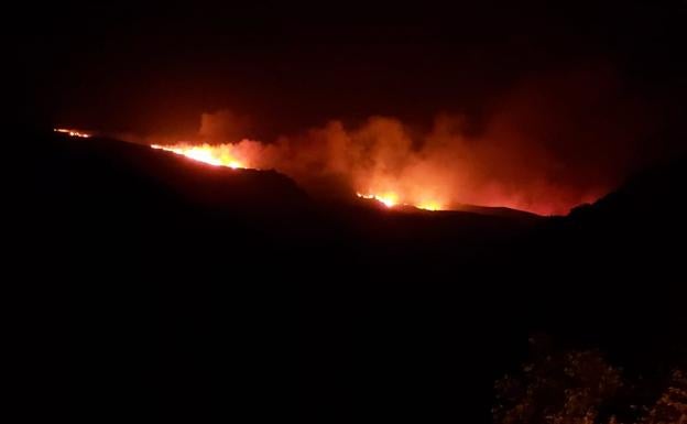 Galería. Imágenes del incendio desde Montes de Valdueza.