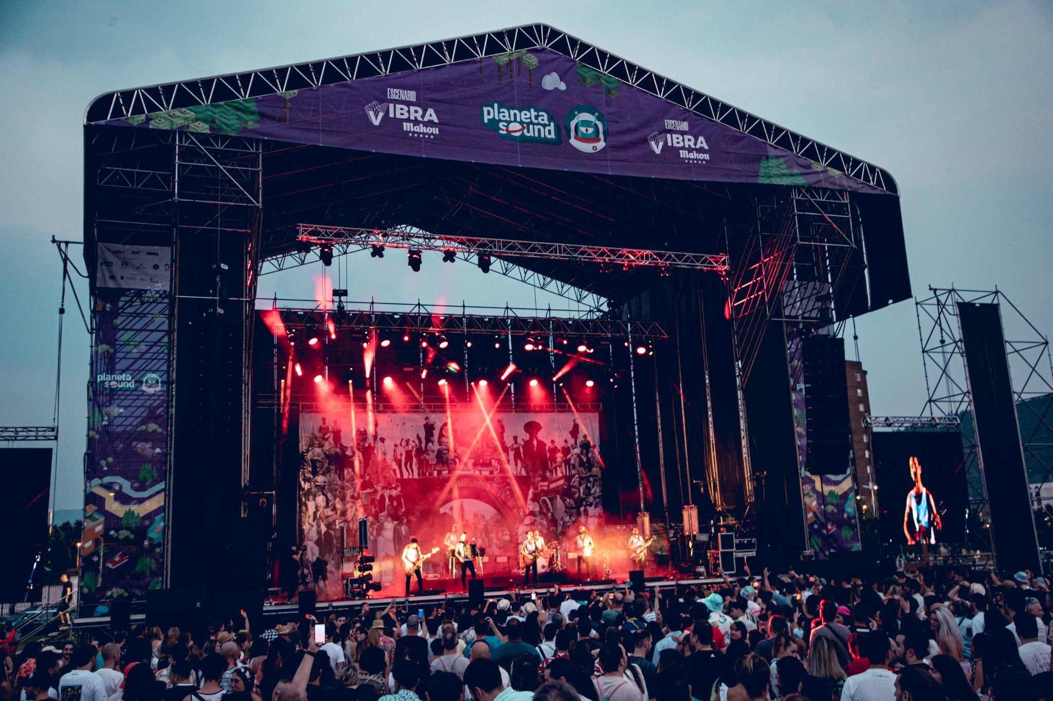Más de 20 grupos de música, entre los que destacan Lori Meyers, La M.O.D.A, Dorian y Sidonie, han pasado por los tres escenarios ubicados en el Estadio Colomán Trabado, la Plaza del Ayuntamiento y el Boulevard de La Rosaleda.