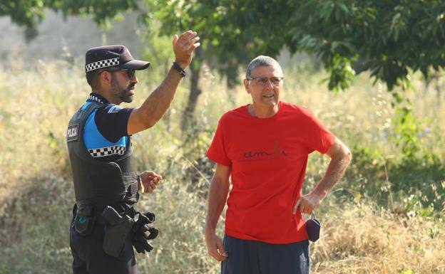 La Policía Municipal informa a los vecinos de Rimor sobre el desalojo.