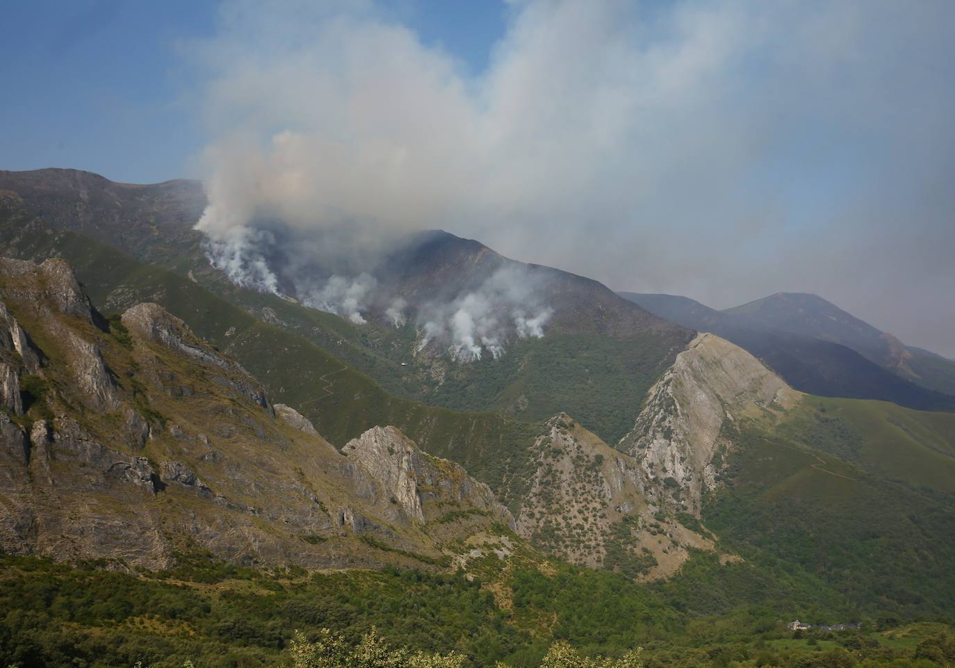 Fotos: Incendio en Montes de Valdueza